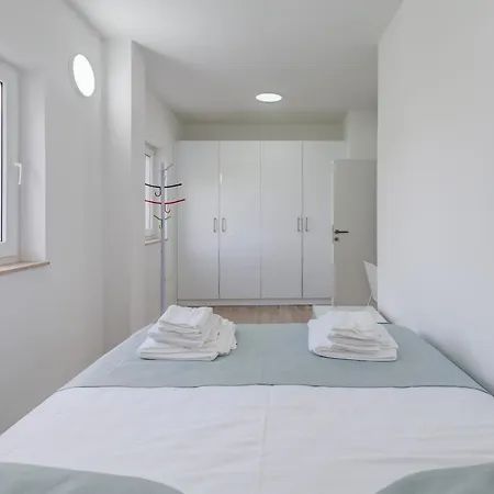 Apartment Spacious Modern Miljak - 1min To The