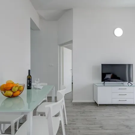 Apartment Spacious Modern Miljak - 1min To The *