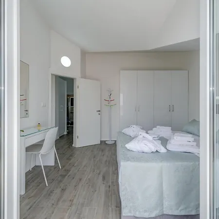 Spacious Modern Miljak - 1min To The * Trogir