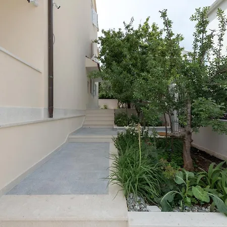 Apartment Spacious Modern Miljak - 1min To The