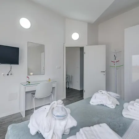 Spacious Modern Miljak - 1min To The Apartment