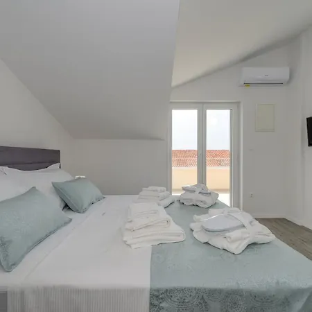 Spacious Modern Miljak - 1min To The Apartment