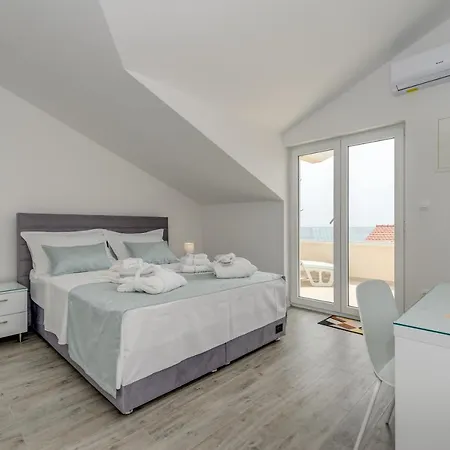 Spacious Modern Miljak - 1min To The Apartmán