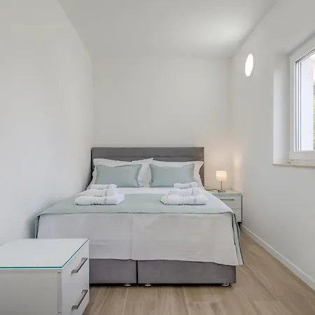 Spacious Modern Miljak - 1min To The Trogir