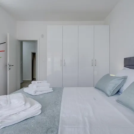 Spacious Modern Miljak - 1min To The Apartmán Trogir